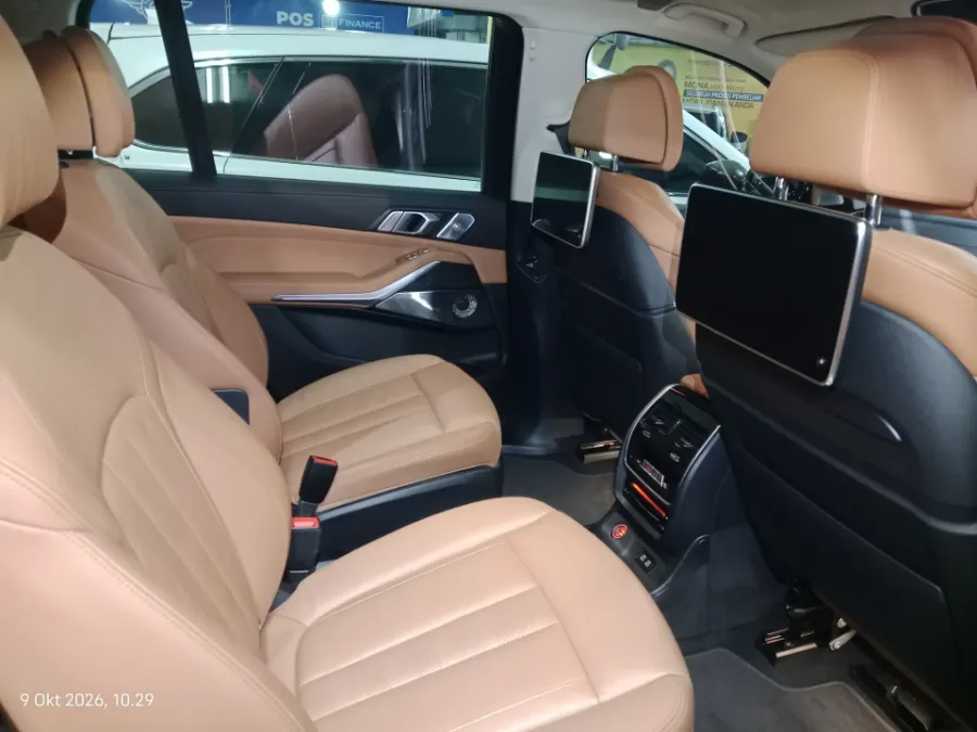 Foto Mobil Bekas Kabin Belakang BMW X7 3.0 xDrive40i tahun 2021
