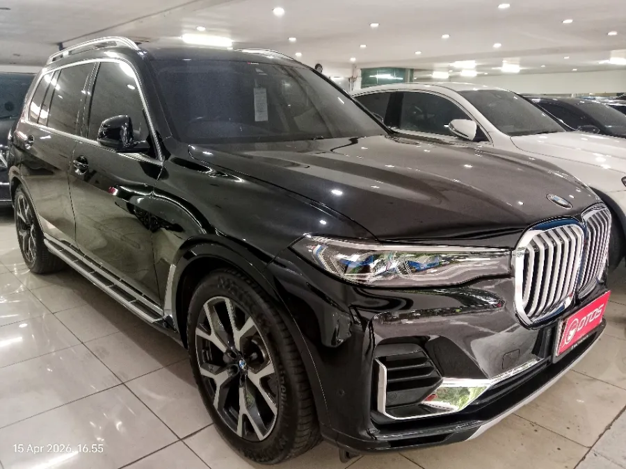 Foto Mobil Bekas Kanan Depan BMW X7 3.0 xDrive40i tahun 2021