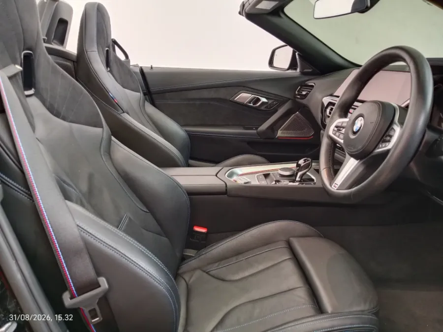 Foto Mobil Bekas Kabin Depan BMW Z4 3.0 tahun 2023