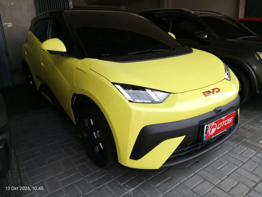 Foto Mobil Bekas Kanan Depan BYD Atto 1 Dynamic tahun 2025