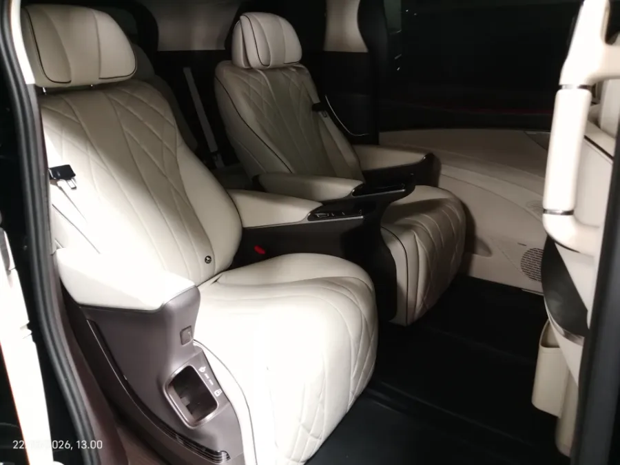 Foto Mobil Bekas Kabin Belakang BYD Denza D9 Standard tahun 2025