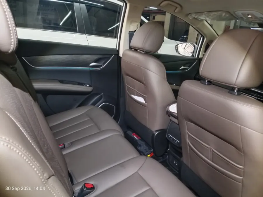 Foto Mobil Bekas Kabin Belakang BYD M6 Standard 7-Seater tahun 2025