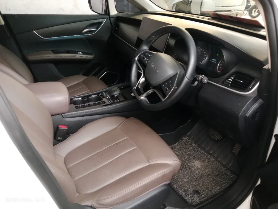 Foto Mobil Bekas Kabin Depan BYD M6 Standard 7-Seater tahun 2025