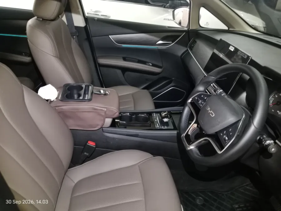 Foto Mobil Bekas Kabin Depan BYD M6 Standard 7-Seater tahun 2025
