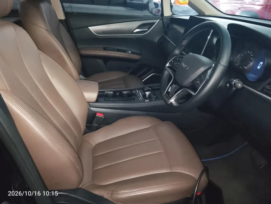 Foto Mobil Bekas Kabin Depan BYD M6 Standard 7-Seater tahun 2025