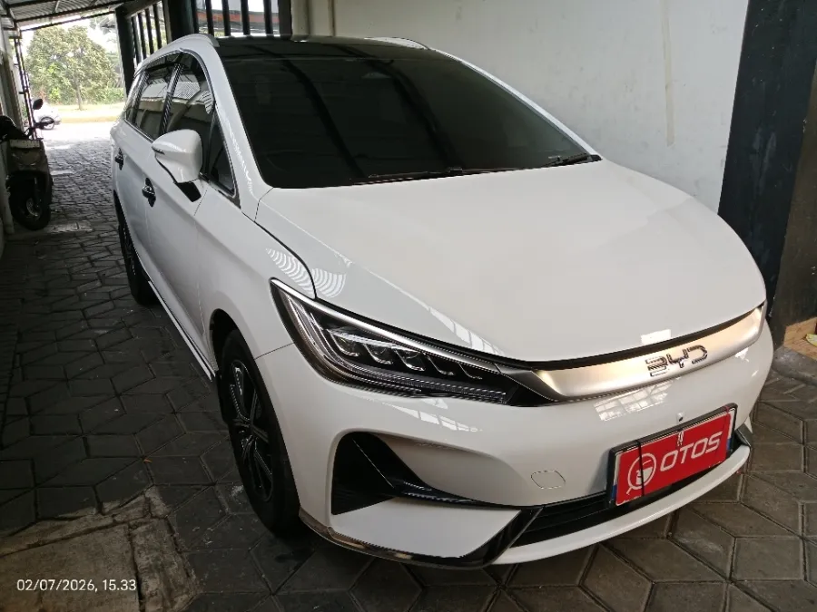 Foto Mobil Bekas Kanan Depan BYD M6 Standard 7-Seater tahun 2025