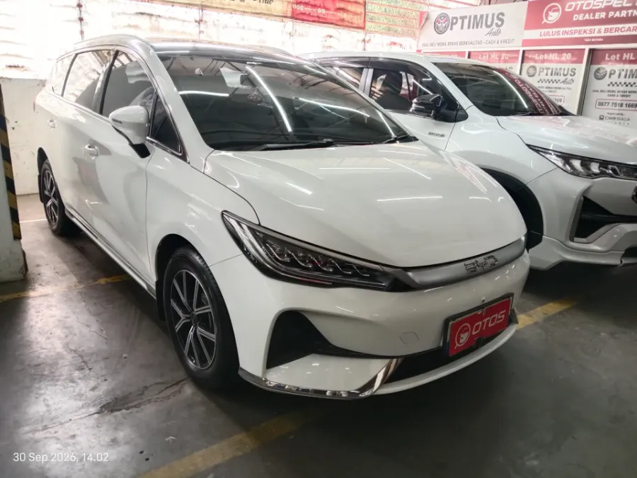 Foto Mobil Bekas Kanan Depan BYD M6 Standard 7-Seater tahun 2025