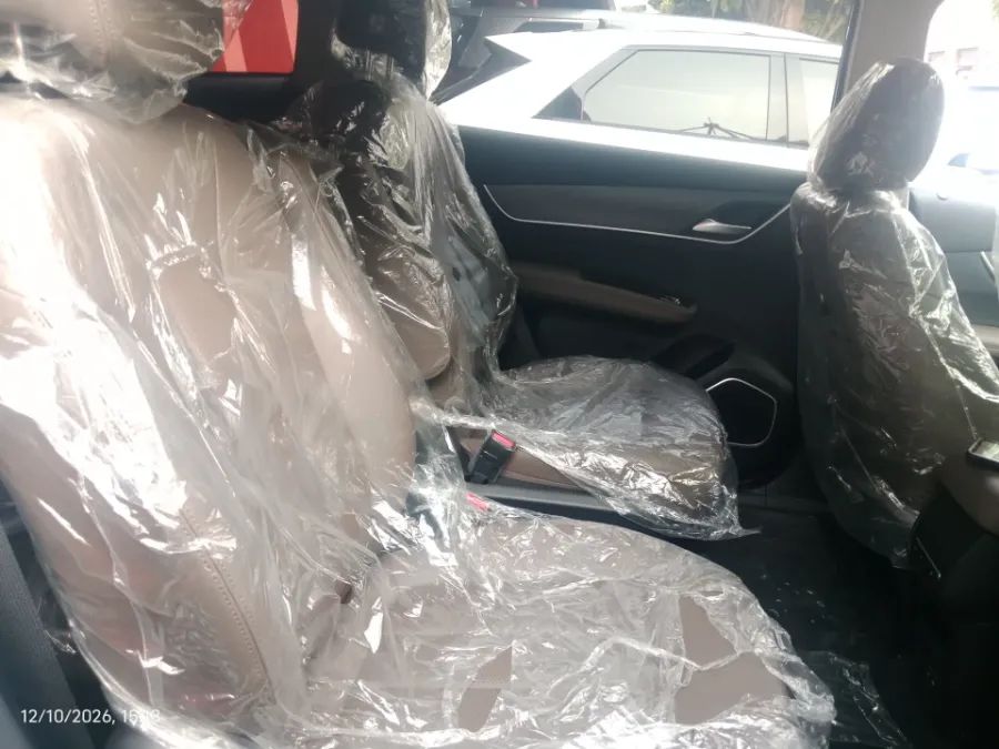 Foto Mobil Bekas Kabin Belakang BYD M6 Superior Captain 6-Seater tahun 2025