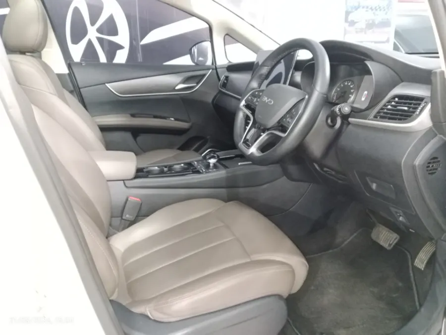 Foto Mobil Bekas Kabin Depan BYD M6 Superior Captain 6-Seater tahun 2025