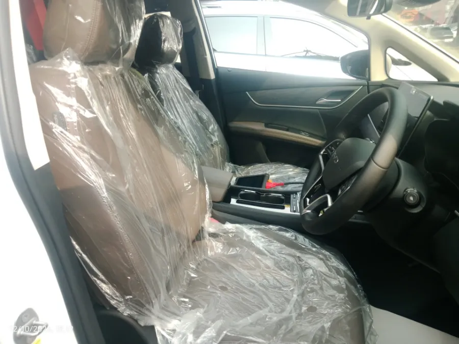 Foto Mobil Bekas Kabin Depan BYD M6 Superior Captain 6-Seater tahun 2025