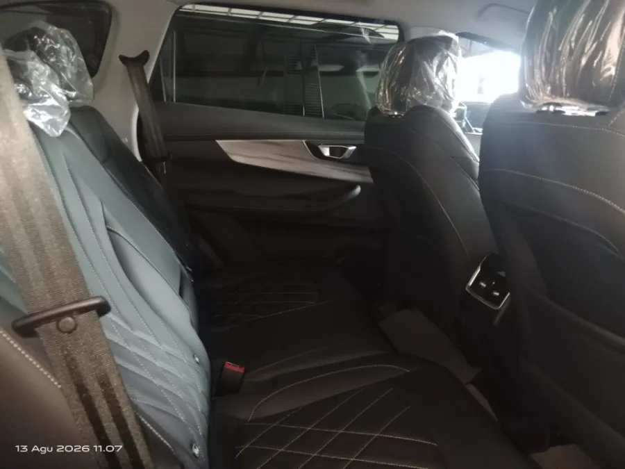 Foto Mobil Bekas Kabin Belakang Chery Tiggo 8 1.6 Premium tahun 2024
