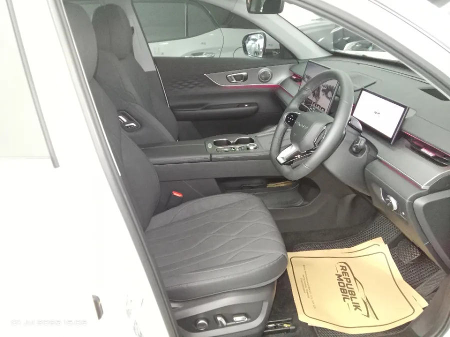 Foto Mobil Bekas Kabin Depan Chery Tiggo 8 CSH 1.5 Premium tahun 2025