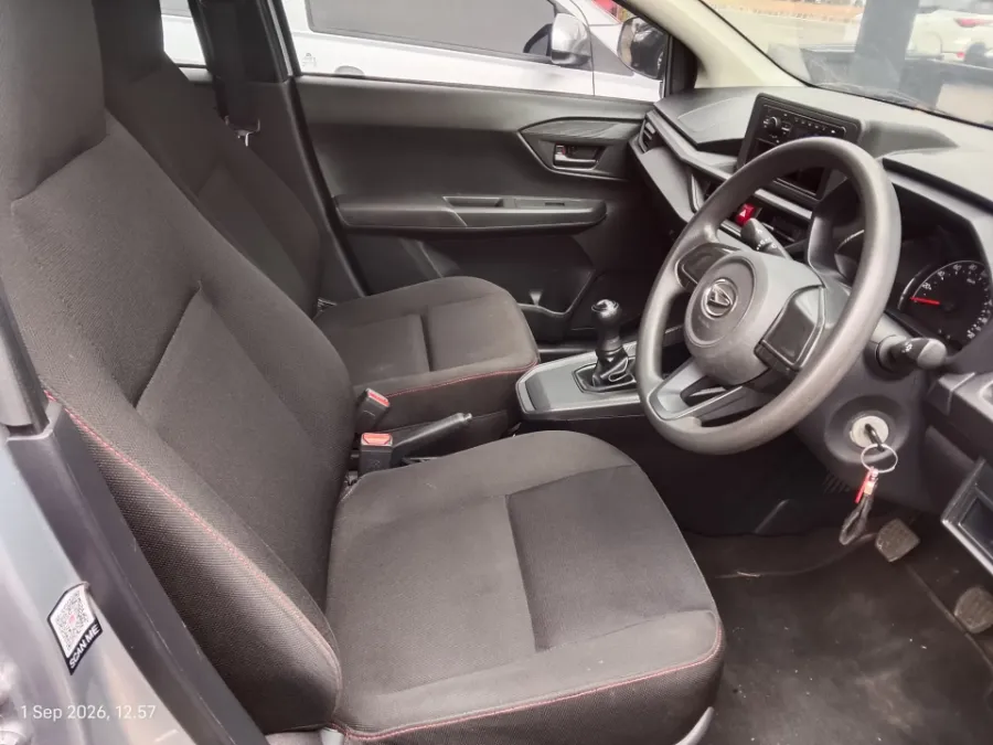 Foto Mobil Bekas Kabin Depan Daihatsu Ayla 1.0 M tahun 2024