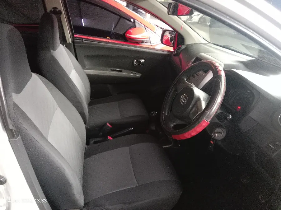 Foto Mobil Bekas Kabin Depan Daihatsu Ayla 1.0 X tahun 2015