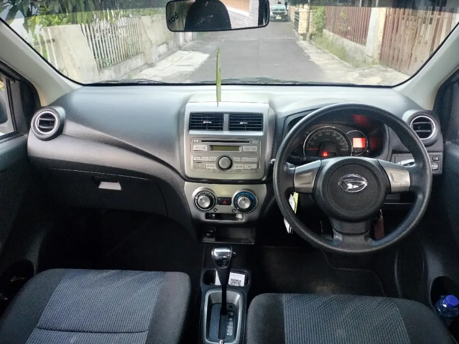 Foto Mobil Bekas Kabin Depan Daihatsu Ayla 1.0 X tahun 2022