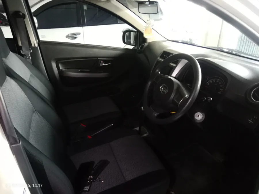 Foto Mobil Bekas Kabin Depan Daihatsu Ayla 1.0 X tahun 2022