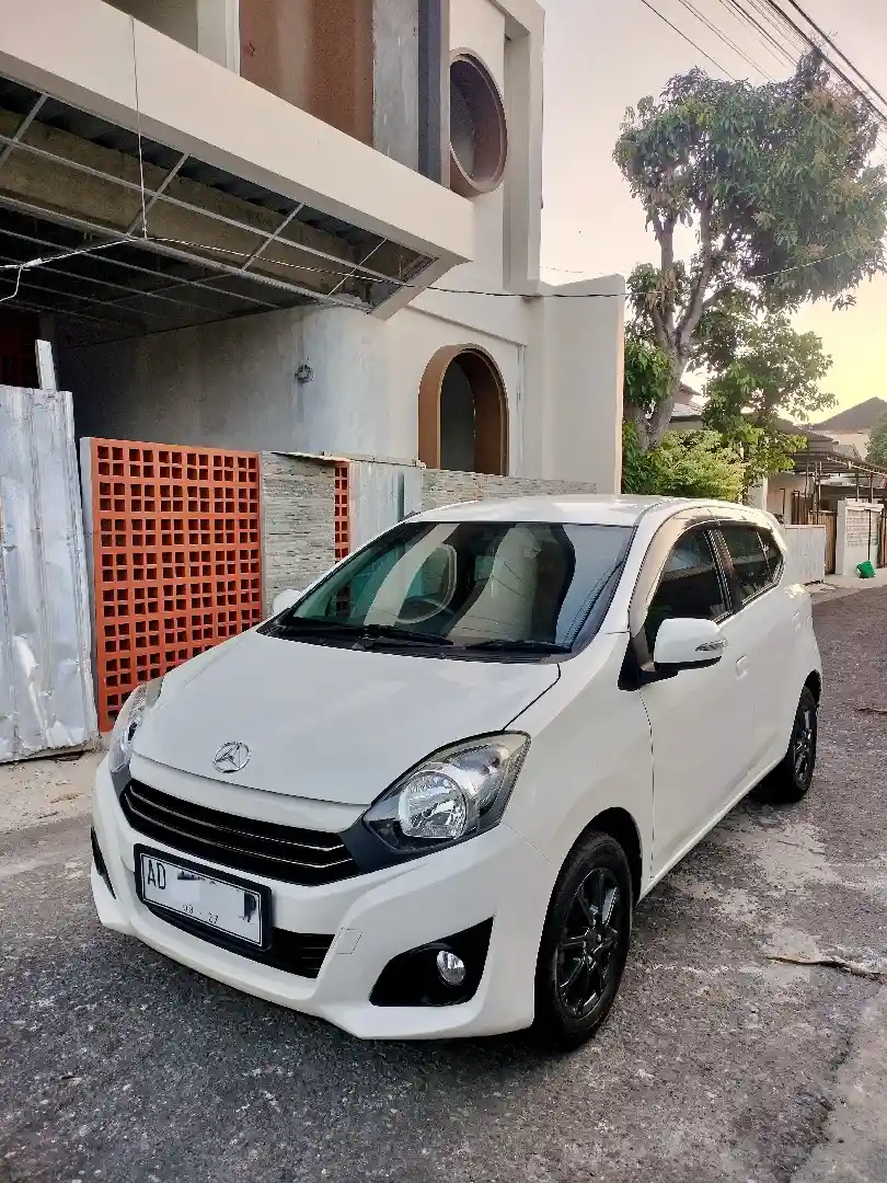 Foto Mobil Bekas Tampak Samping Daihatsu Ayla 1.0 X tahun 2022