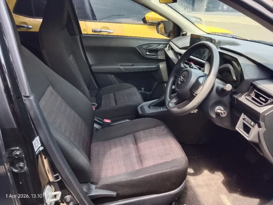 Foto Mobil Bekas Kabin Depan Daihatsu Ayla 1.0 X tahun 2023