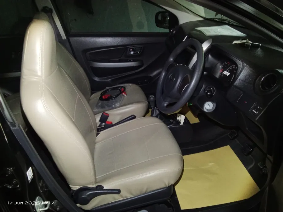 Foto Mobil Bekas Kabin Depan Daihatsu Ayla 1.0 X tahun 2023