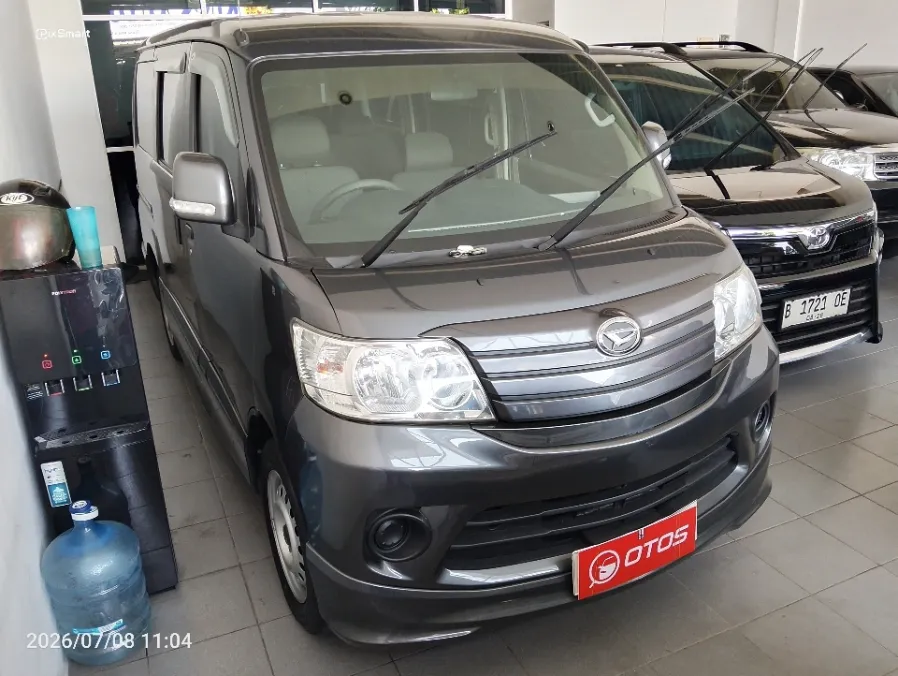 Foto Mobil Bekas Kanan Depan Daihatsu Luxio 1.5 D tahun 2023