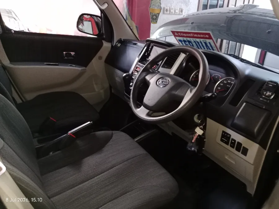 Foto Mobil Bekas Kabin Depan Daihatsu Luxio 1.5 X tahun 2024