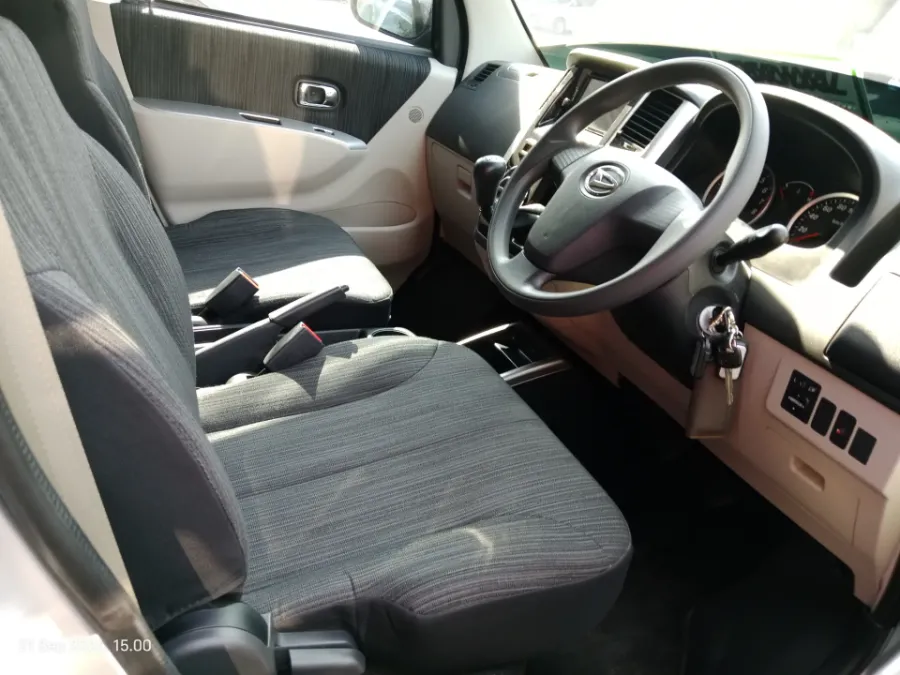 Foto Mobil Bekas Kabin Depan Daihatsu Luxio 1.5 X tahun 2025