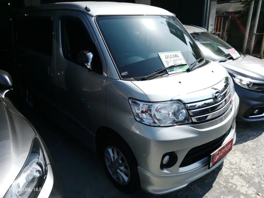 Foto Mobil Bekas Kanan Depan Daihatsu Luxio 1.5 X tahun 2025