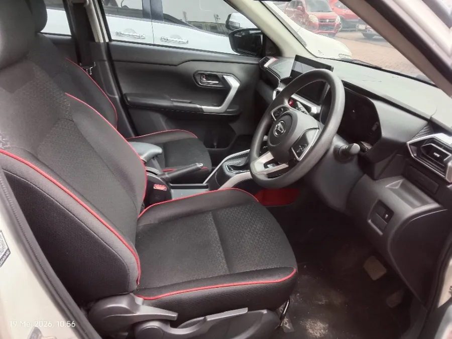 Foto Mobil Bekas Kabin Depan Daihatsu Rocky 1.0 R tahun 2022