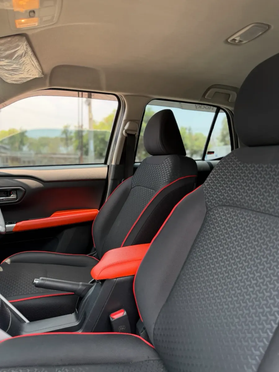 Foto Mobil Bekas Kabin Depan Daihatsu Rocky 1.2 X tahun 2021