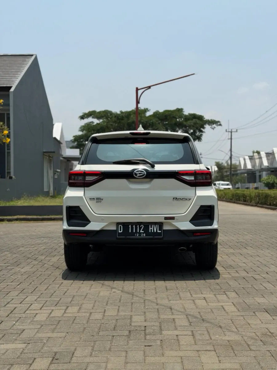 Foto Mobil Bekas Tampak Belakang Daihatsu Rocky 1.2 X tahun 2021