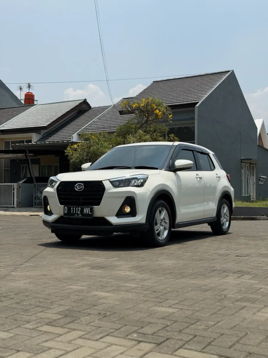 Foto Mobil Bekas Tampak Samping Daihatsu Rocky 1.2 X tahun 2021