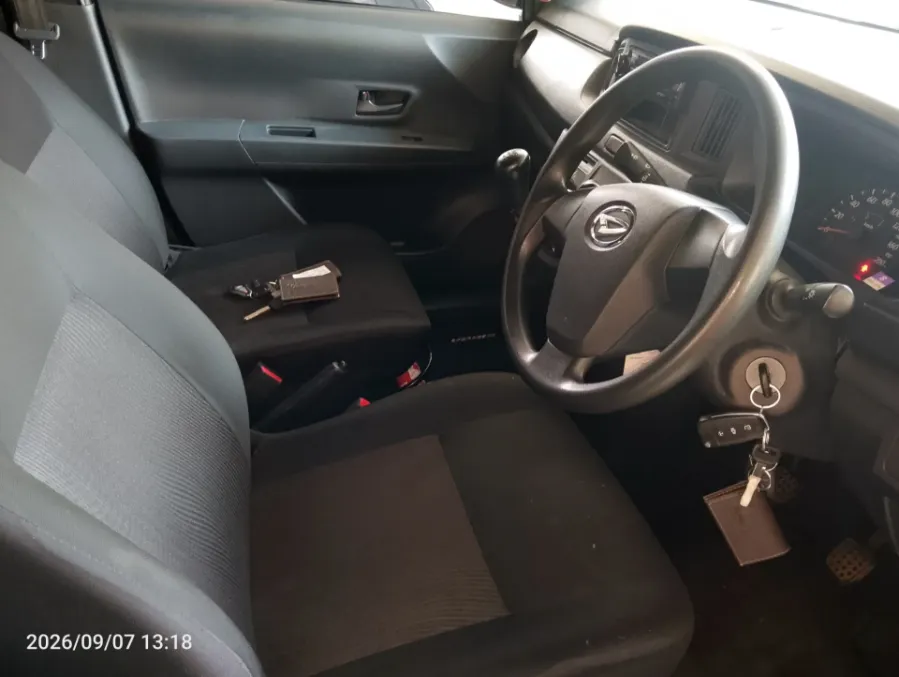 Foto Mobil Bekas Kabin Depan Daihatsu Sigra 1.0 D tahun 2024