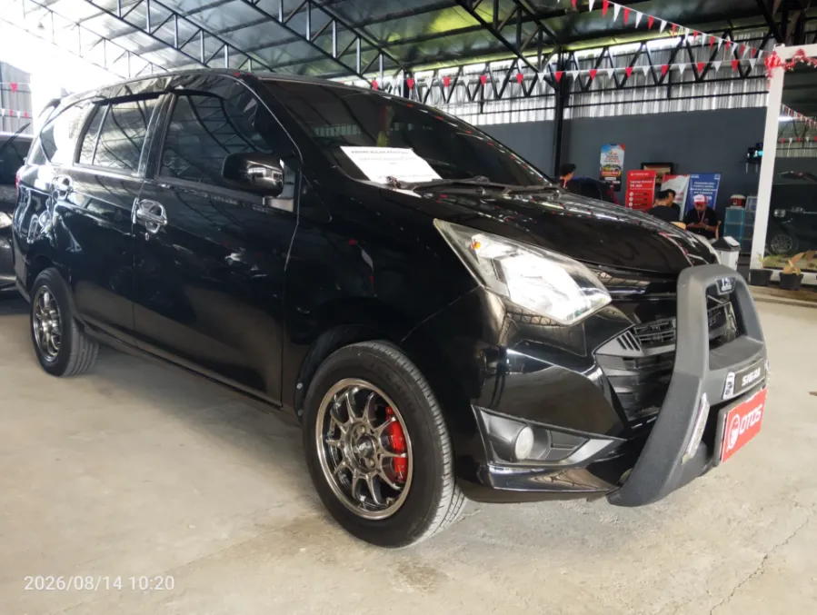 Foto Mobil Bekas Kanan Depan Daihatsu Sigra 1.0 M tahun 2018