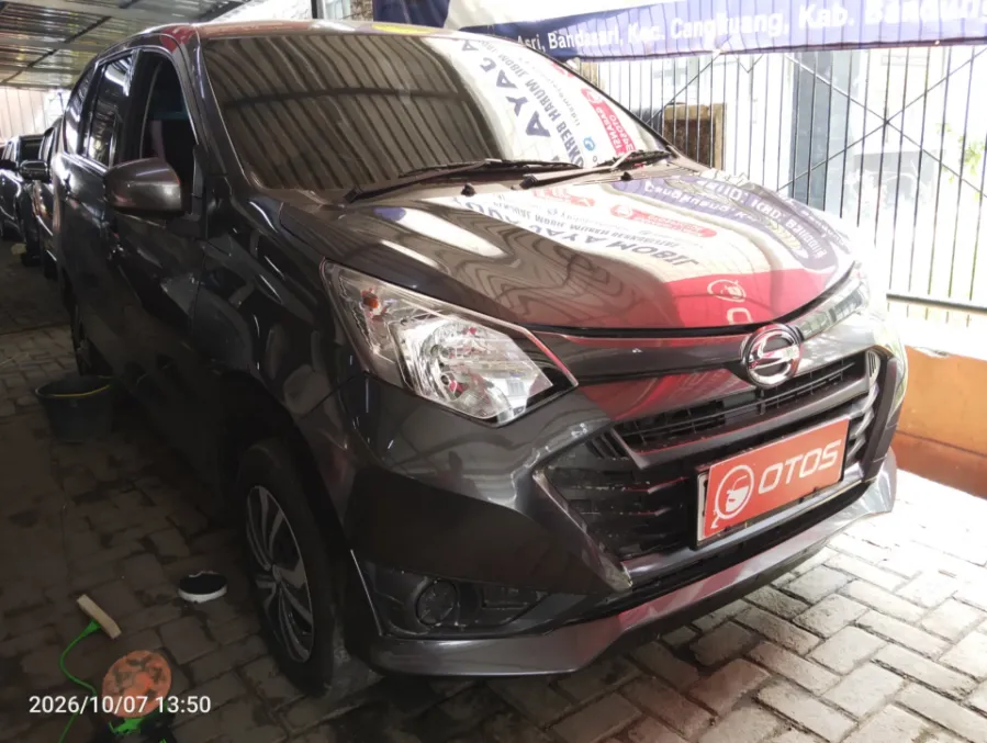Foto Mobil Bekas Kanan Depan Daihatsu Sigra 1.0 M tahun 2019