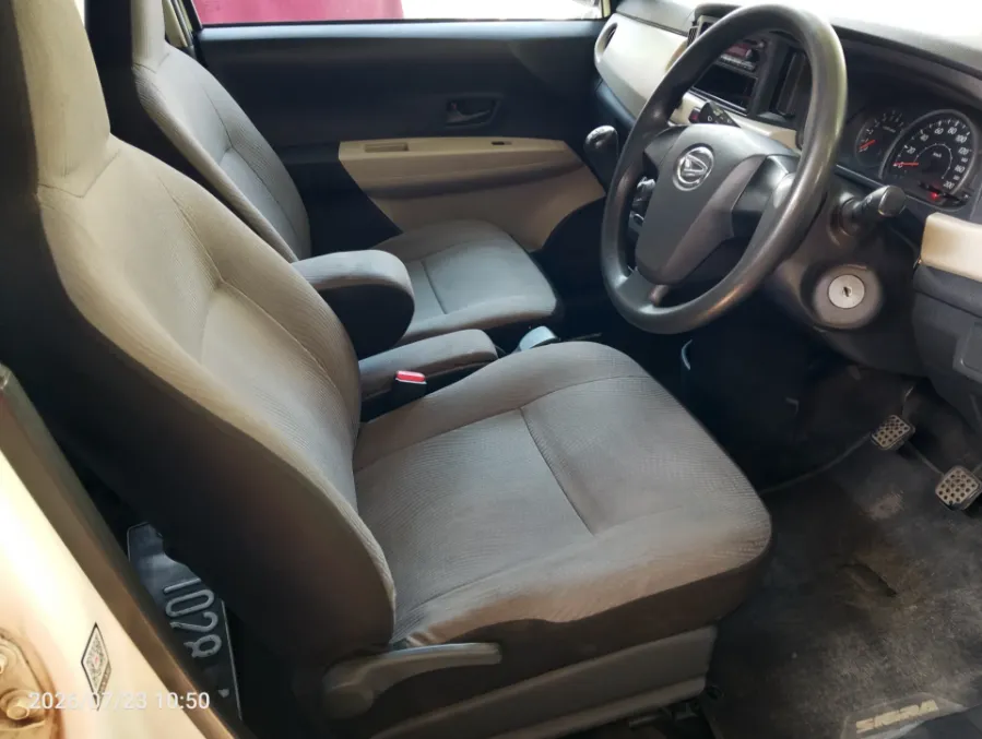 Foto Mobil Bekas Kabin Depan Daihatsu Sigra 1.0 M tahun 2021