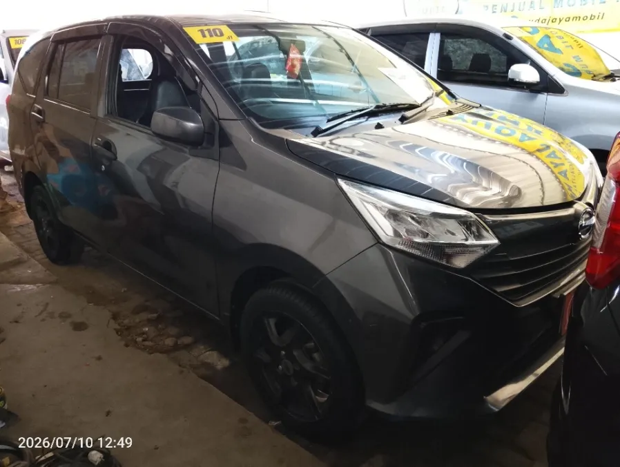 Foto Mobil Bekas Kanan Depan Daihatsu Sigra 1.0 M tahun 2021