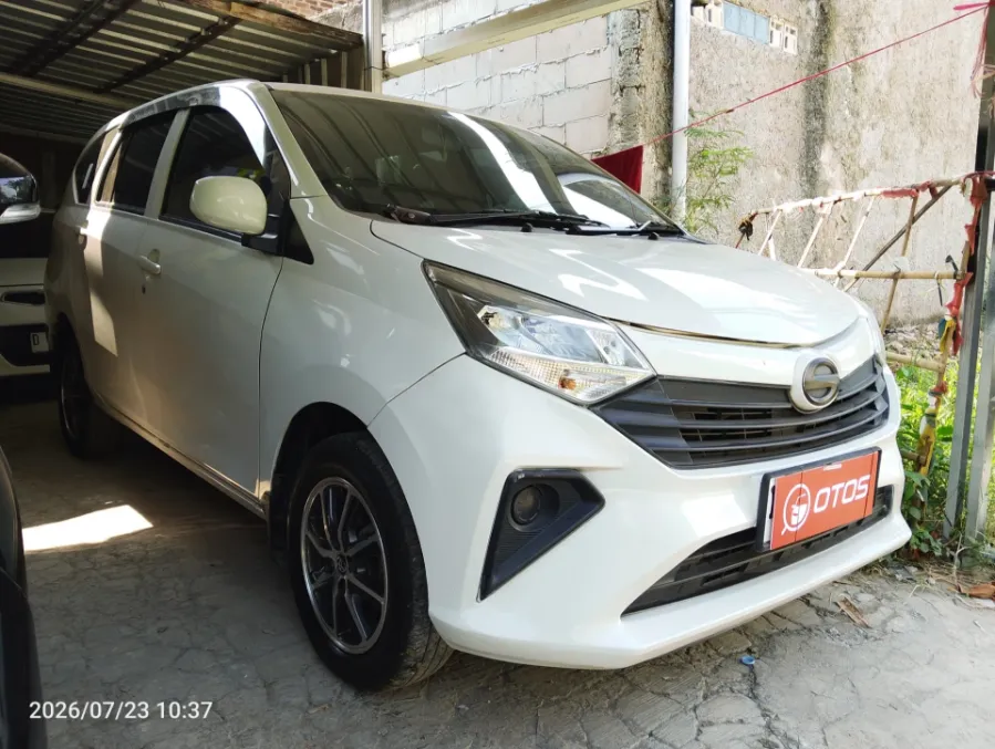 Foto Mobil Bekas Kanan Depan Daihatsu Sigra 1.0 M tahun 2021