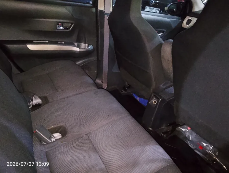 Foto Mobil Bekas Kabin Belakang Daihatsu Sigra 1.2 R tahun 2017