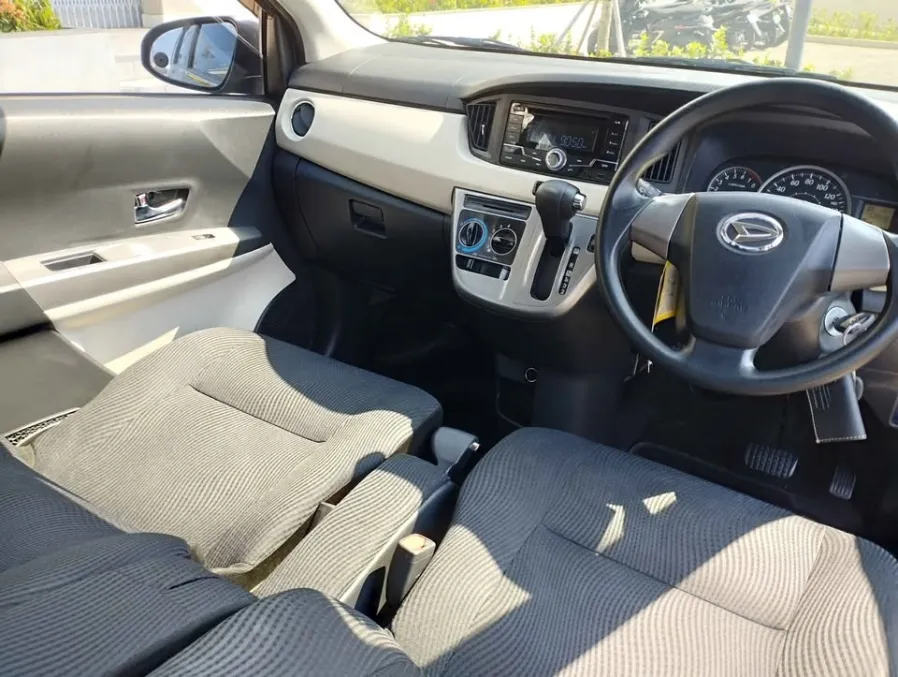 Foto Mobil Bekas Kabin Depan Daihatsu Sigra 1.2 R tahun 2017