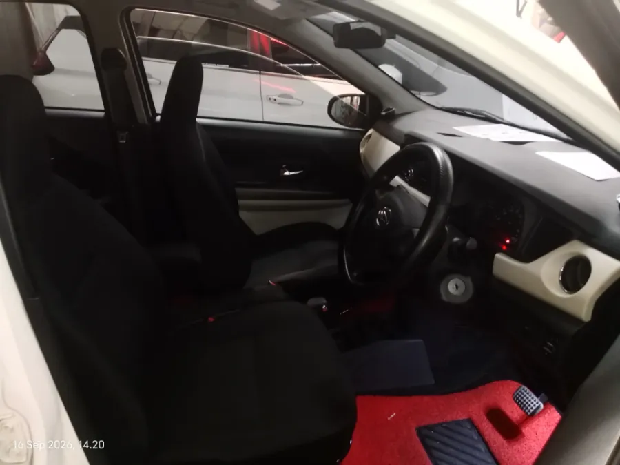 Foto Mobil Bekas Kabin Depan Daihatsu Sigra 1.2 R tahun 2017