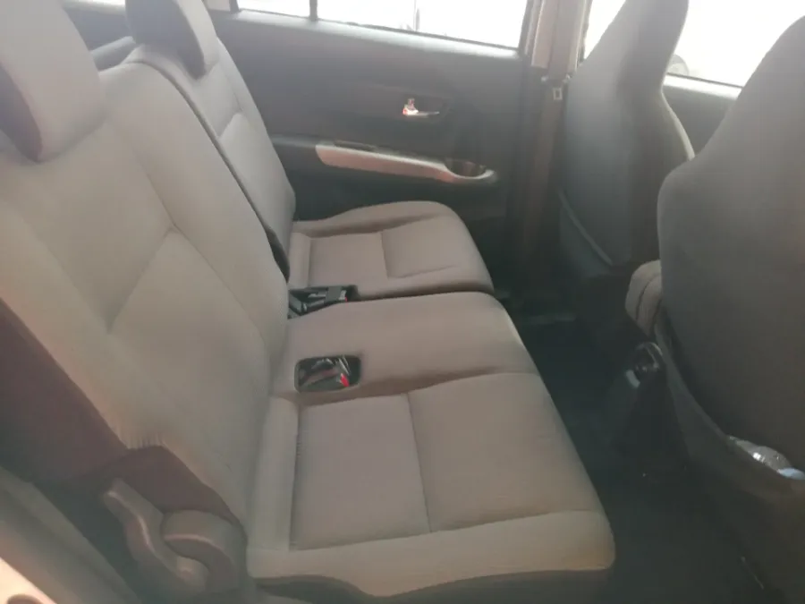 Foto Mobil Bekas Kabin Belakang Daihatsu Sigra 1.2 R tahun 2021
