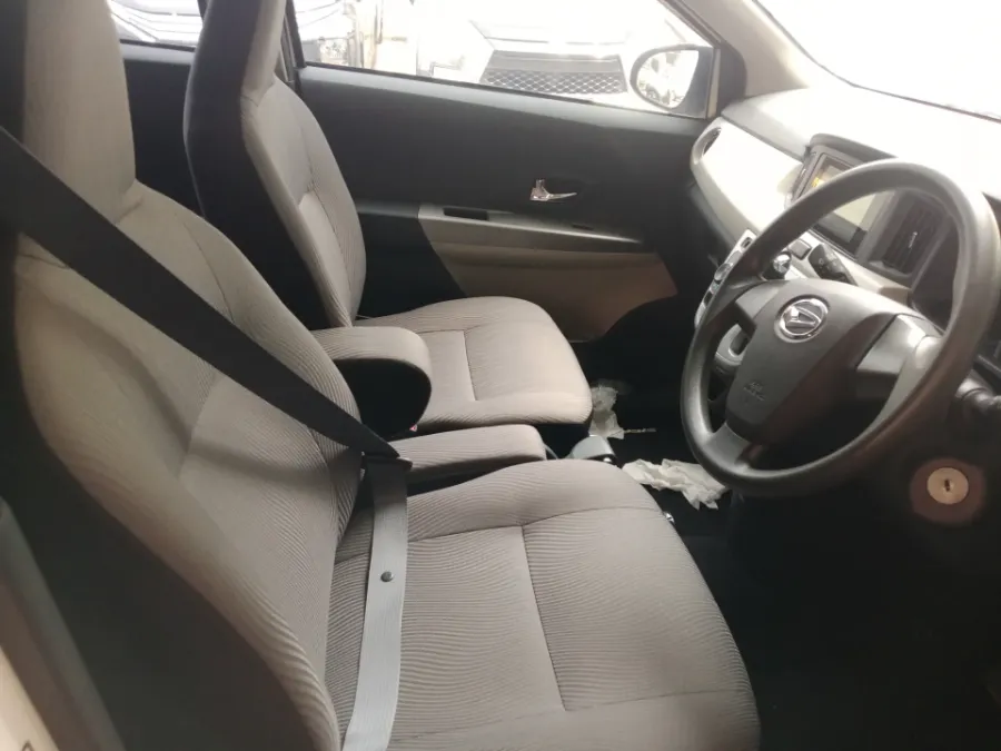 Foto Mobil Bekas Kabin Depan Daihatsu Sigra 1.2 R tahun 2021