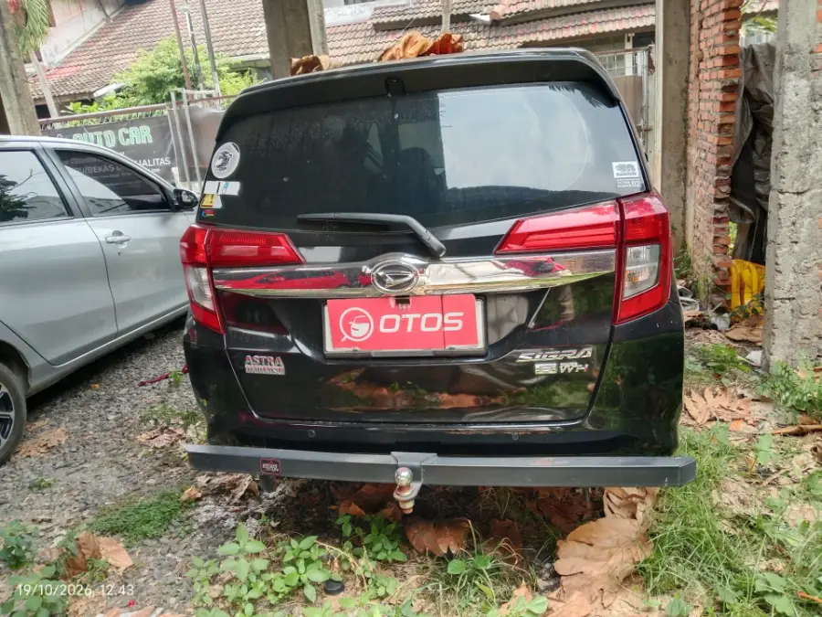 Foto Mobil Bekas Tampak Belakang Daihatsu Sigra 1.2 R tahun 2022