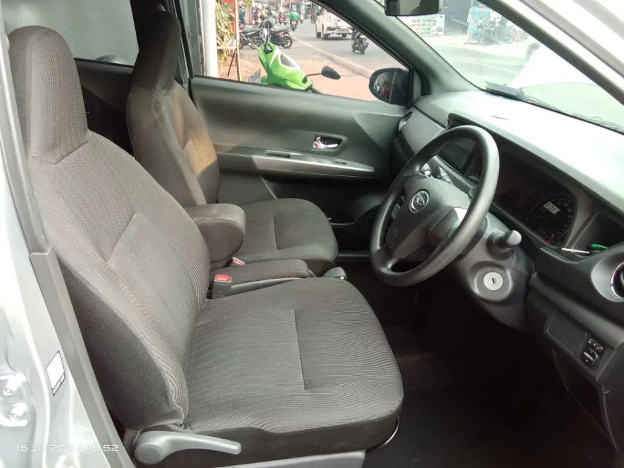 Foto Mobil Bekas Kabin Depan Daihatsu Sigra 1.2 R tahun 2024
