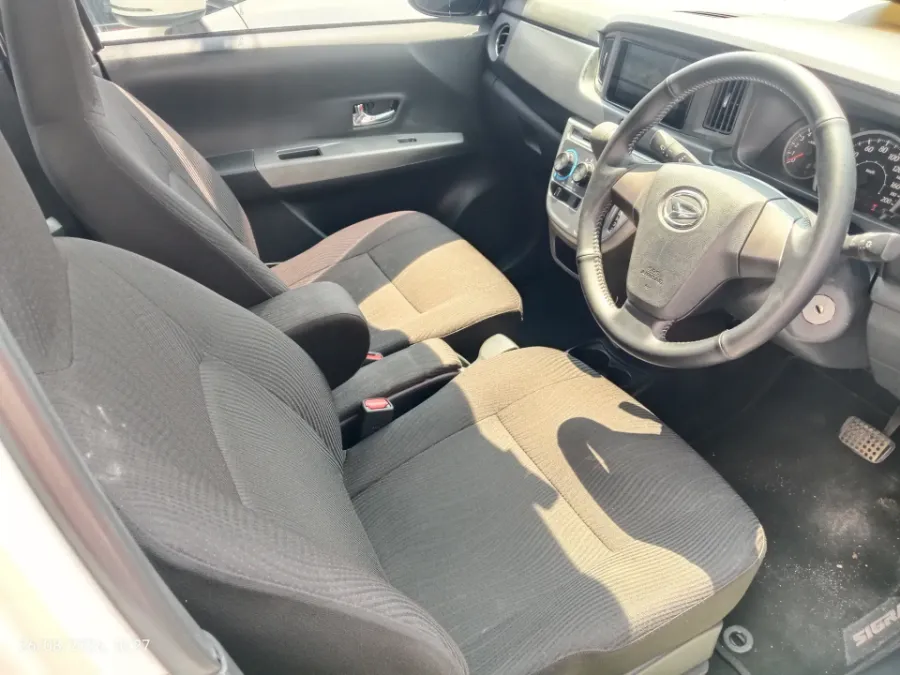 Foto Mobil Bekas Kabin Depan Daihatsu Sigra 1.2 R tahun 2024