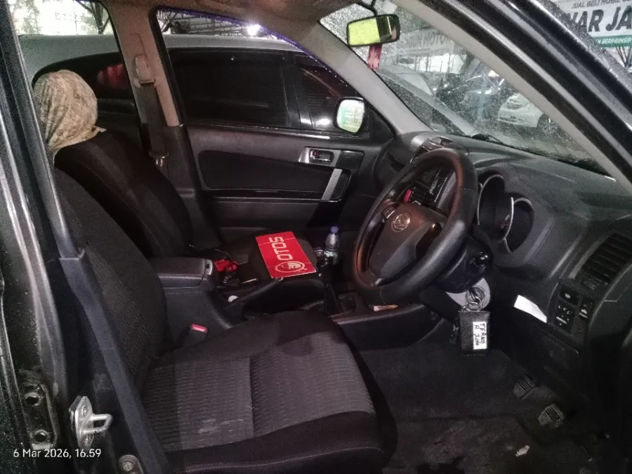 Foto Mobil Bekas Kabin Depan Daihatsu Terios 1.5 Adventure R tahun 2016