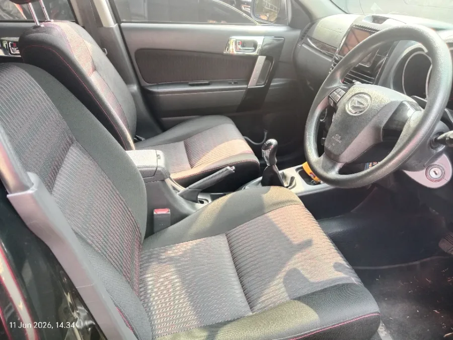 Foto Mobil Bekas Kabin Depan Daihatsu Terios 1.5 R tahun 2016