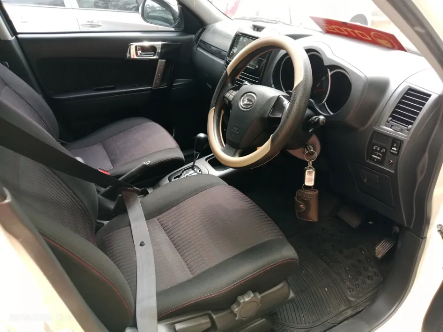 Foto Mobil Bekas Kabin Depan Daihatsu Terios 1.5 R tahun 2016