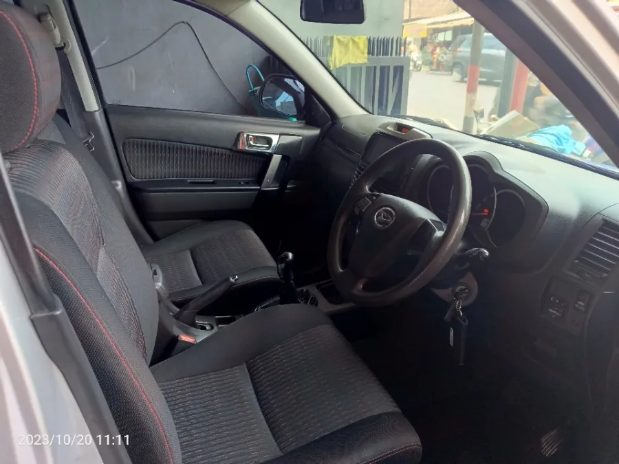 Foto Mobil Bekas Kabin Depan Daihatsu Terios 1.5 R tahun 2017