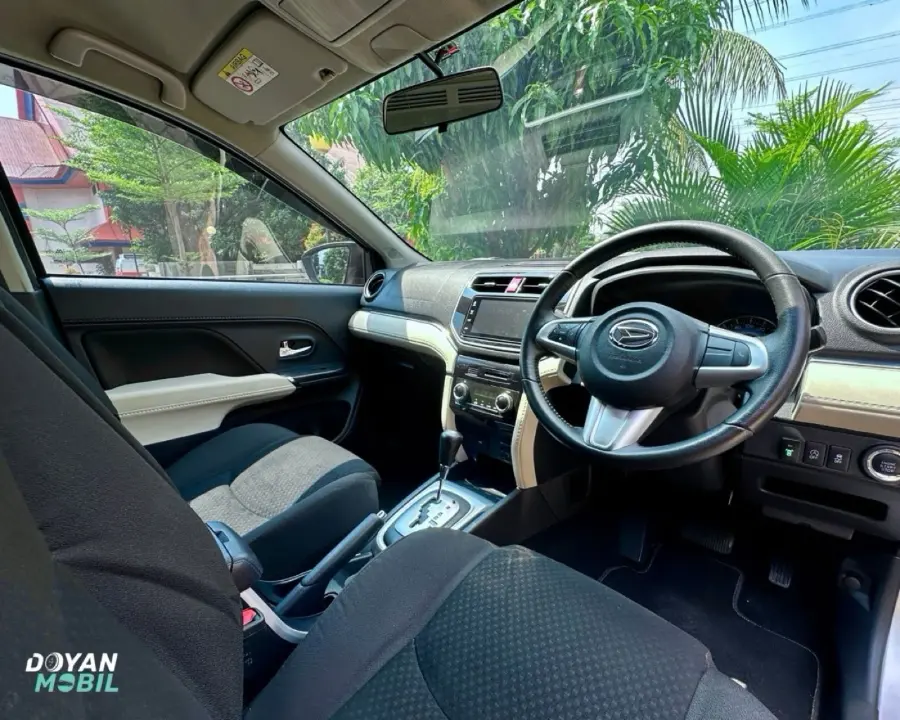 Foto Mobil Bekas Kabin Depan Daihatsu Terios 1.5 R tahun 2022